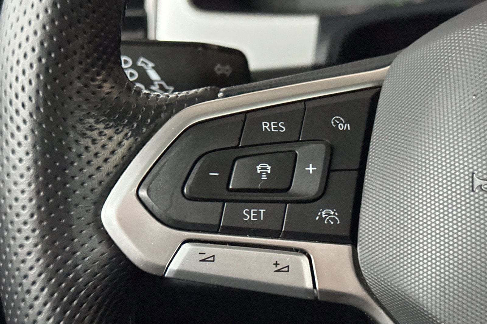 2022 Volkswagen Atlas Cross Sport 3.6L V6 SEL R-Line